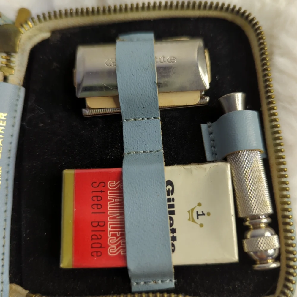 Vintage Gillette Travel Razor Toiletrie Kit‎ 1960s In Light Blue Leather Case
